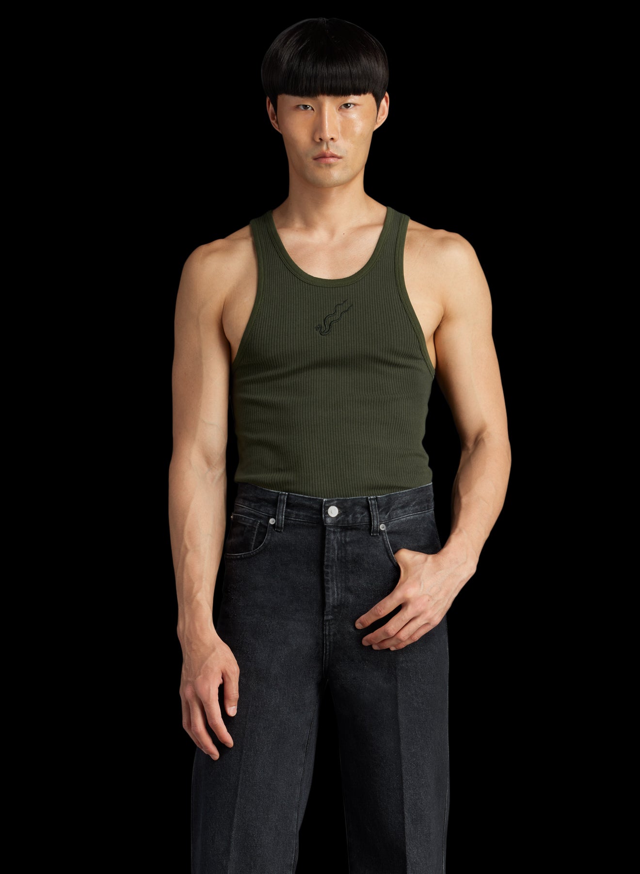 SLEEVELESS TANK