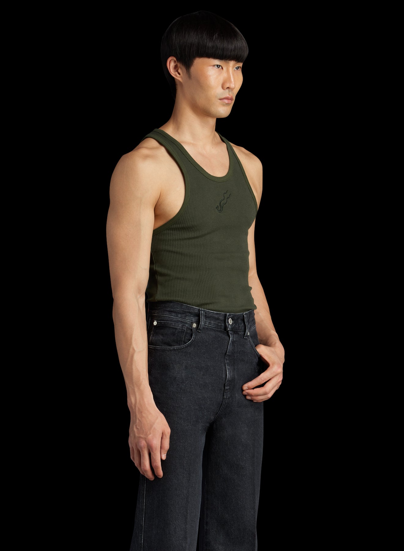 SLEEVELESS TANK