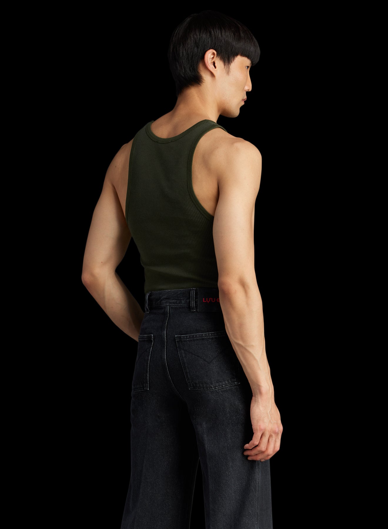 SLEEVELESS TANK