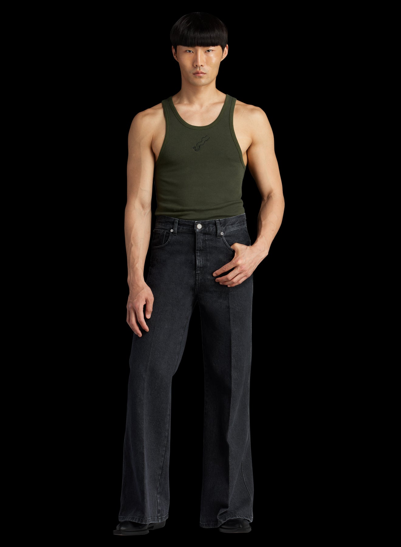 SLEEVELESS TANK